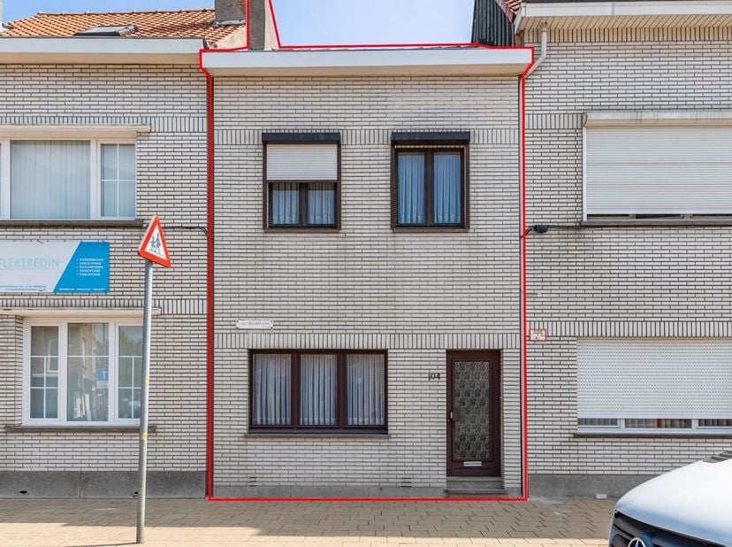 Te renoveren woning met 3 tot 4 slaapkamers te Merksem!<br />
<br />
Op zoek naar een woning waar u volledig uw eigen stempel op kan drukken? Deze t
