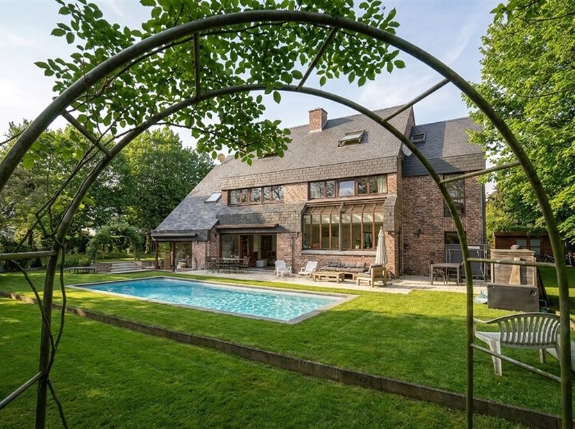 Découvrez cette imposante villa familiale située dans le secteur très prisé de la Malcense à Dottignies. Alliant calme et modernité, cette constructio