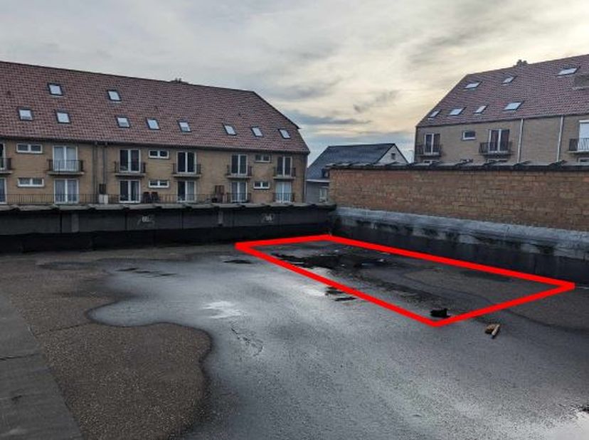 Te koop: parkeerplaats op topligging aan de Zeedijk in Oostende, Raversijde.<br />
<br />
Ik verkoop een parkeerplaats gelegen in de residentie Santhi