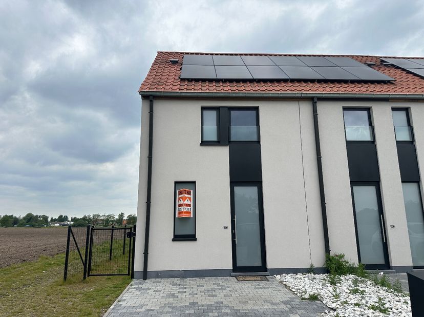 Rustig gelegen, instapklaar en energiezuinig  dat zijn de kernwoorden van deze halfopen bebouwing op een boogscheut van het centrum van Evergem.<br />