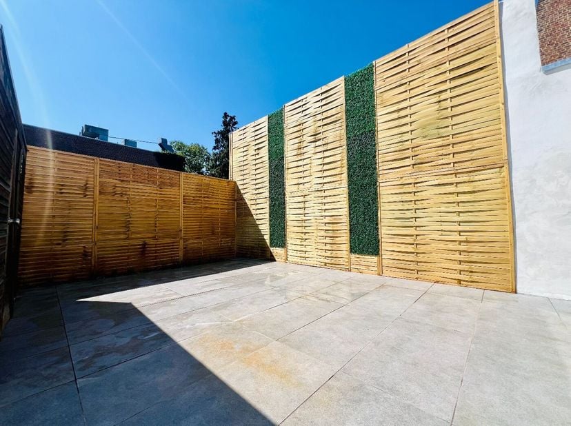 Deze stijlvolle en verzorgde rijwoning biedt verrassend veel ruimte en comfort op een topligging in het centrum van Tienen, op wandelafstand van de Gr