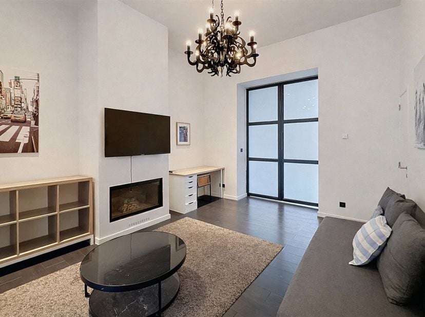 Quartier Globe- Prachtig gemeubileerd 2 slaapkamer appartement van +/- 70m2 met terras<br />
 <br />
Begane grond/3 verdiepingen:<br />
Een ruime w