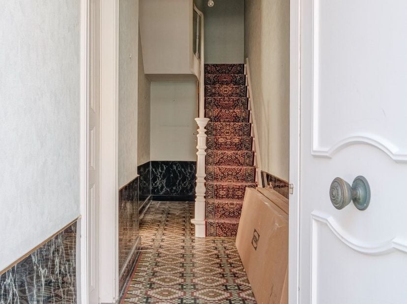 Karaktervolle woning met drie slaapkamers en diepe tuin, gelegen in een landelijke en groene omgeving te Riemst.Deze woning met een bewoonbare oppervl