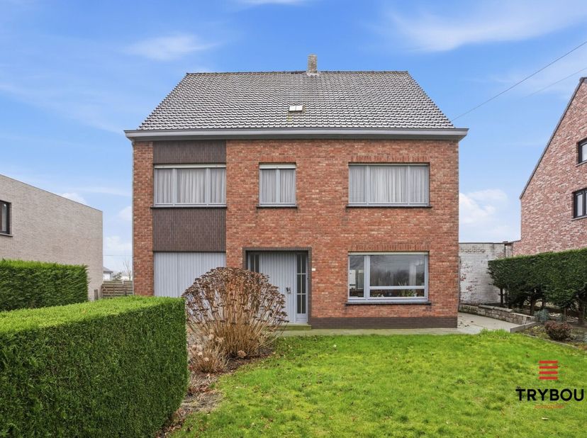 Ruime woning met veel potentieel in Zarren  ideaal voor gezin én zelfstandige.<br />
Ontdek deze prachtige, ruime woning op Staatsbaan 207 te Zarren,