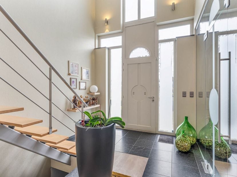 Ontdek deze ruime halfvrijstaande gezinswoning  van 268m² met vier slaapkamers en twee badkamers.<br />
=&amp;gt; Locatie<br />
Rustige ligging in een aan