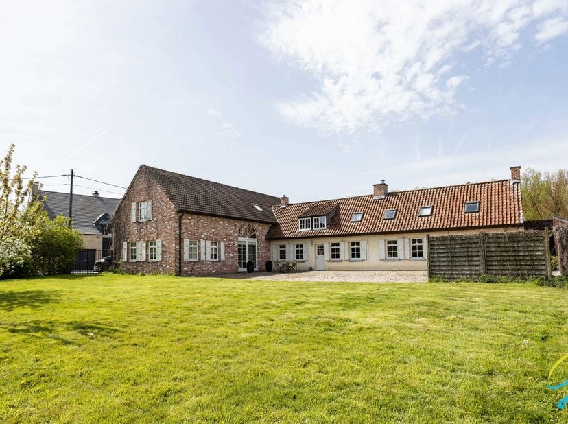 Voor een bezoek bel Saimen: 0470 79 24 20 of mail: saimen@cornelis-goeman.be<br />
Deze karaktervolle hoeve, gelegen in de Winkelstraat, bevindt zich