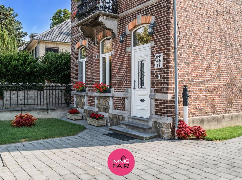 Deze statige, vrijstaande herenwoning ligt in de dorpskern van Eigenbilzen, vlak bij het Eigenbilzerplein en de Sint-Ursulakerk. De basisschool bevind