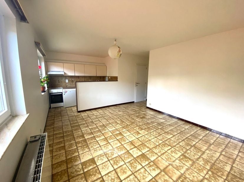STUDIO se situant dans une résidence de copropriété au 1er étage avec ascenseur. <br />
Proche de toutes commodités et axes routiers. Pièce de vie ave