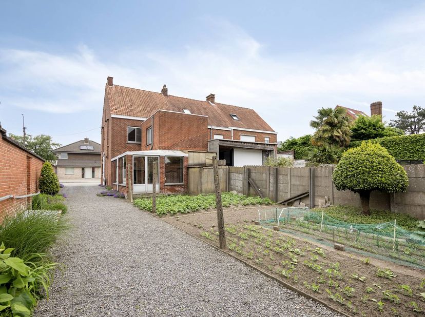 Ruime halfopen woning met 3 slaapkamers, gelegen in de Ingelmunstersestraat 72 te Izegem, op een perceel van 400 m² en met een bewoonbare oppervlakte