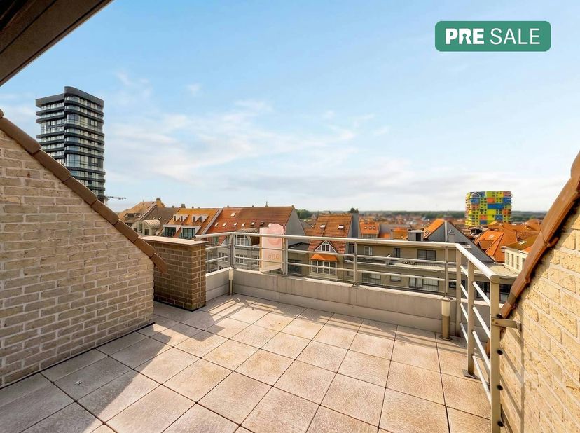 Dit lichtrijke appartement te koop in Knokke-Heist combineert een uitstekende ligging met modern wooncomfort. Gelegen op de hoek van de Kardinaal Merc