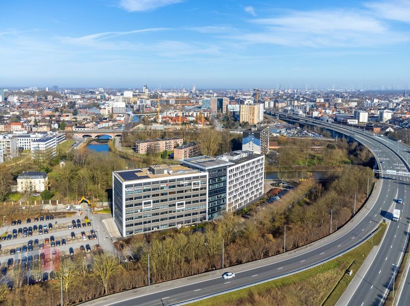 Uitstekend gelegen kantoorruimte van 450 m²&amp;nbsp;met snelle verbinding naar E40 (3 km) en E17 (1,5 km), alsook de R4 (3 km).&amp;nbsp;Het treinstation Gen