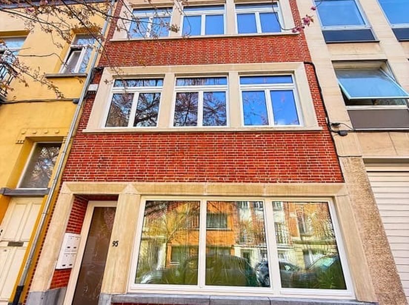 2-slaapkamerappartement af te werken<br />
<br />
Gelegen aan de Diamantlaan 95 in Schaarbeek geniet dit lichtrijke 2-slaapkamerappartement van een un