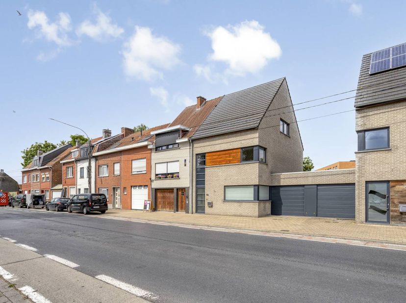Deze ruime gezinswoning combineert een centrale ligging met een praktische indeling, veel lichtinval en een zonnige buitenruimte. Dankzij de gunstige