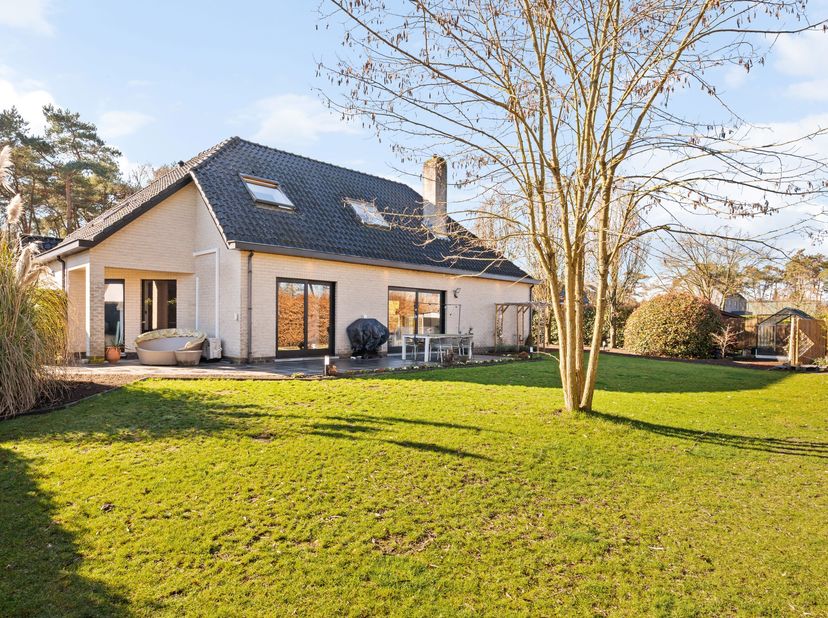 Deze ruime villa in de Europese Wijk biedt niet alleen een warme thuis voor uw gezin, maar beschikt ook over de ideale configuratie voor een vrij bero