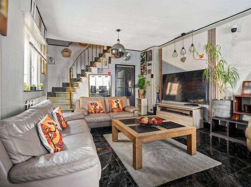 Vous recherchez une maison que vous pourrez rénover et aménager entièrement selon vos goûts ? Alors cette maison mitoyenne située à Geraardsbergen con