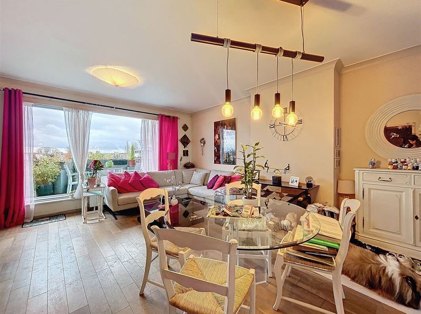 EDMOND MACHTENS - Charmant appartement met 1 slaapkamer en twee terrassen van +/-65m² als volgt samengesteld: