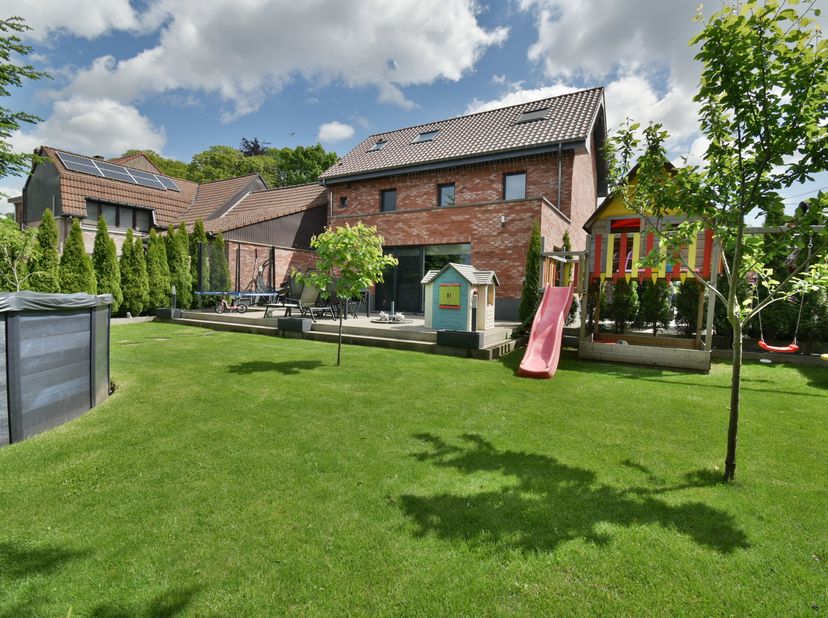 Charmante maison entièrement rénovée en 2022 et offrant tout le confort moderne. La maison développe une superficie habitable de +/- 228 m² et bénéfic