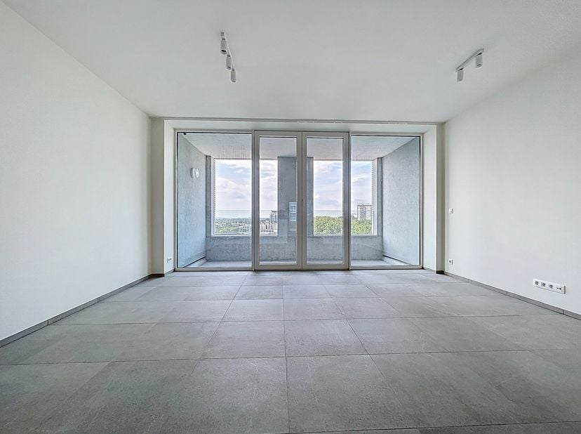 Prachtig appartement in een luxe gebouw. Indeling: hal, apart toilet, woonkamer, open keuken (keramische kookplaat, oven, koelkast, vaatwasser), 2 sla