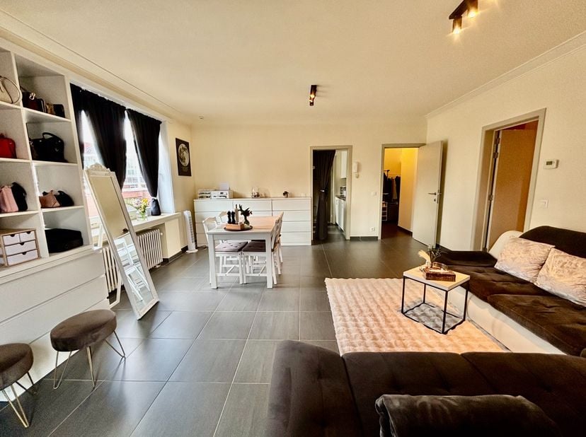 Dit verzorgd hoekappartement bevindt zich op de eerste verdieping en biedt een aangename woonomgeving met veel natuurlijk lichtinval. Via de inkomhal
