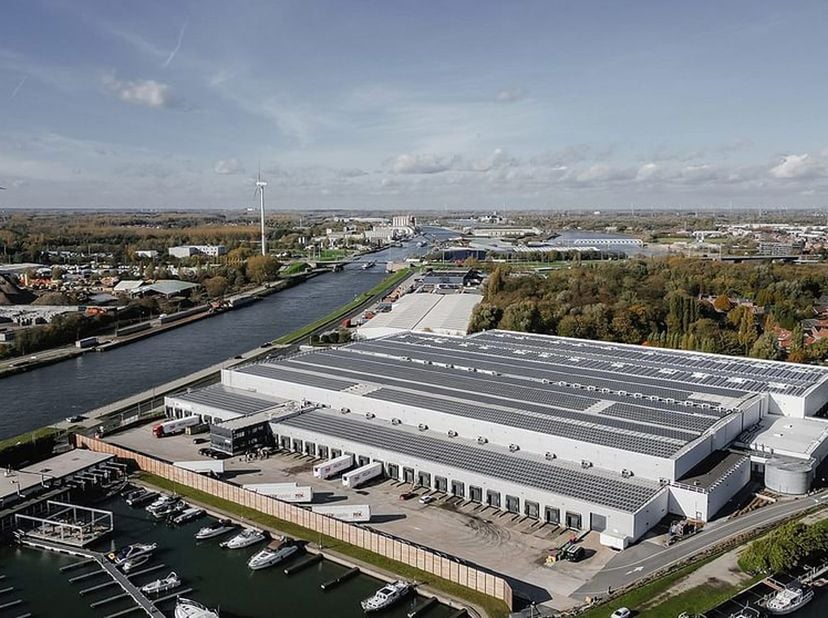 Modern distributiecentrum te huur in Willebroek van 11.256 m² magazijnruimte, aangevuld met 724 m² kantoorruimte. Strategisch gelegen nabij de A12 met