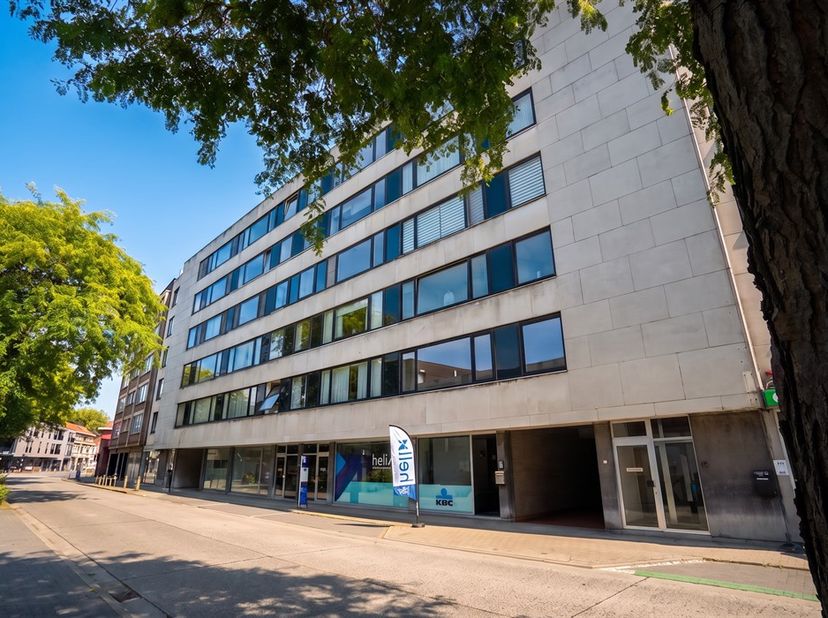Instapklaar stadsappartement met terras, garage en 3 slaapkamers – ideaal gelegen tegenover Delhaize Op zoek naar comfortabel wonen in het hart van de