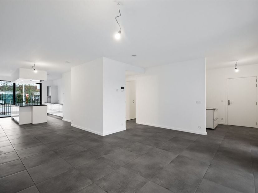 Op zoek naar een modern en comfortabel appartement op een levendige locatie? Dit prachtige nieuwbouwappartement is gelegen op het bruisende Rode-Kruis