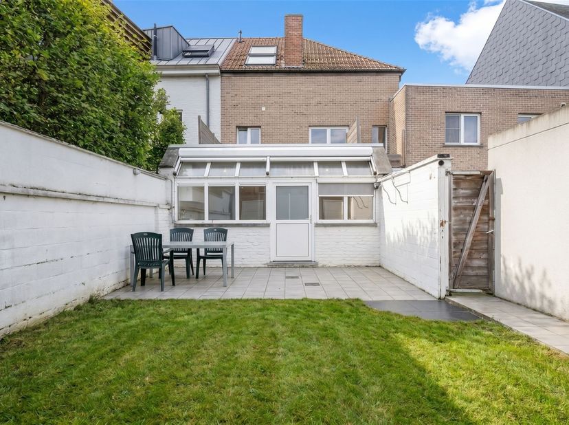 Dit charmante appartement in het hart van Ingelmunster combineert comfort en stijl. Met een bewoonbare oppervlakte van 85 m² en een perceel van 130 m²