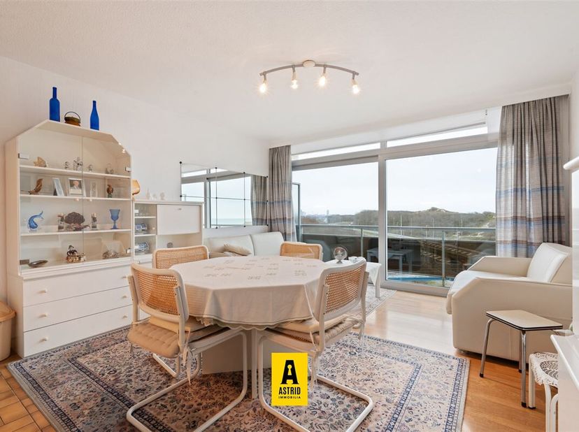 Zonnige studio met zeezicht op ideale ligging!! Gelegen op zesde verdieping van de residentie Astrid (met lift) met zicht op de duinen, de zee en het