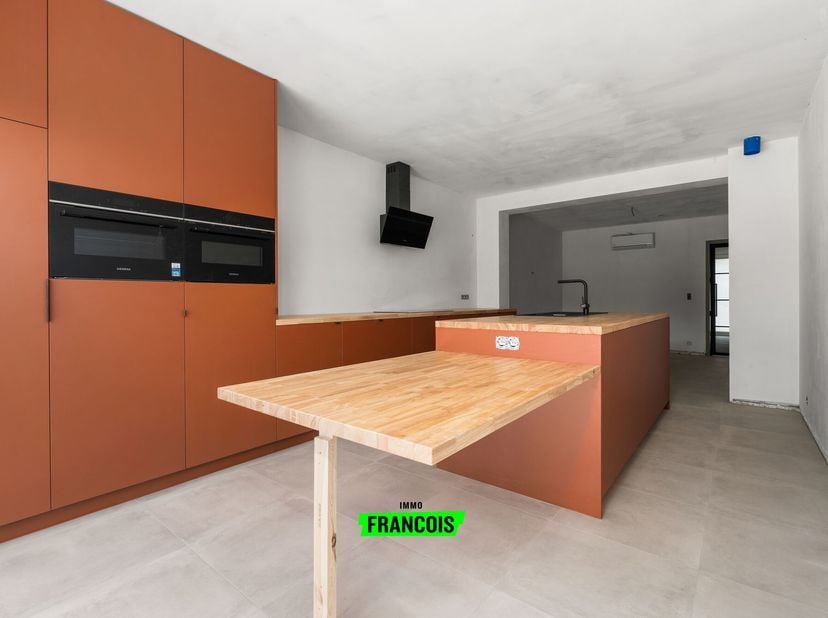 In het centrum van Scheldewindeke, stellen wij jullie deze volledig gerenoveerde (2025) woning voor. Deze woning geniet van de laatste nieuwe techniek