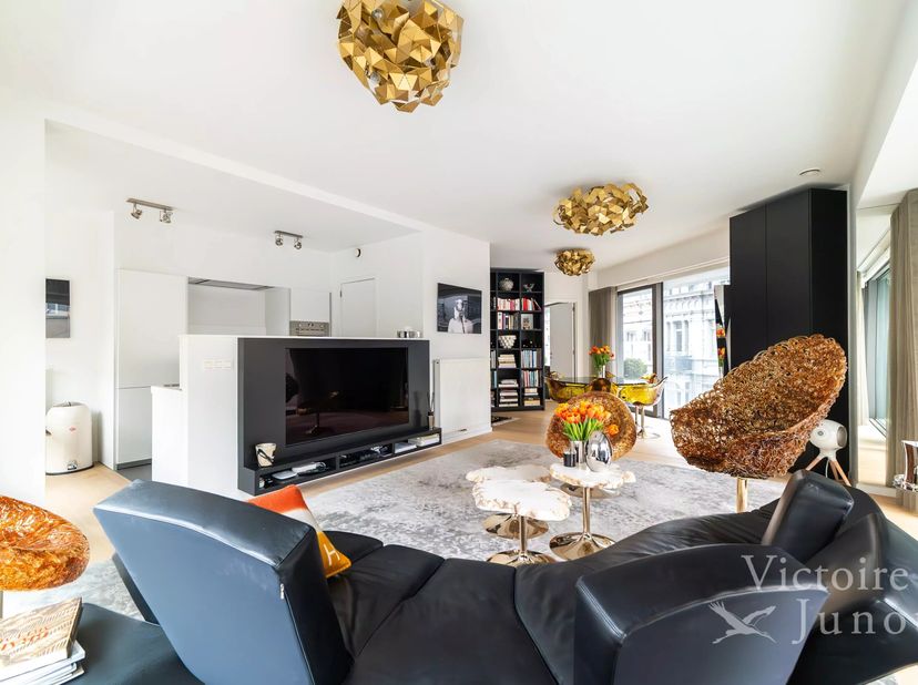 Gelegen op de prestigieuze Louizalaan, in de onmiddellijke nabijheid van het Ter Kamerenbos, bevindt dit elegante appartement zich op de tweede verdie