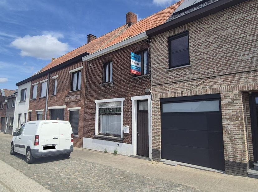 Ben je op zoek naar een woning voor een totaal renovatie? Deze woning heeft veel potentieel om naar de moderne normen te zetten.  Ruime leefruimte, ee