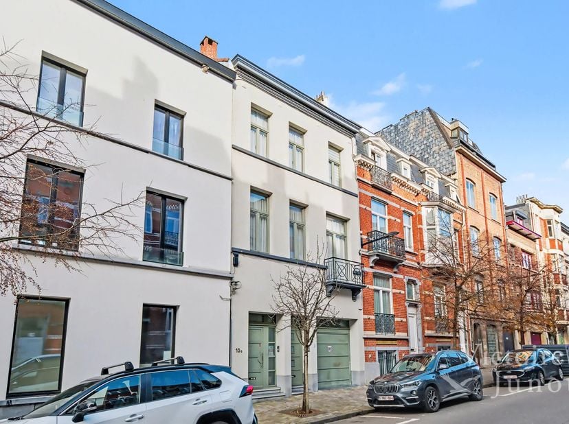 Dit prachtige huis is ideaal gelegen op een steenworp van het Flageyplein en de Étangs d'Elsene. Het ligt op een uitzonderlijke locatie in het hart va