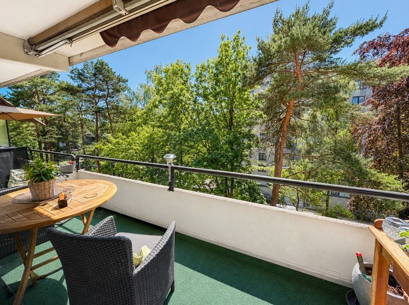 CHARMANT APPARTEMENT TUSSEN HET GROEN<br />
<br />
<br />
Zéér goed onderhouden appartement met een ruim zonnig terras gelegen in residentie Kievit. D