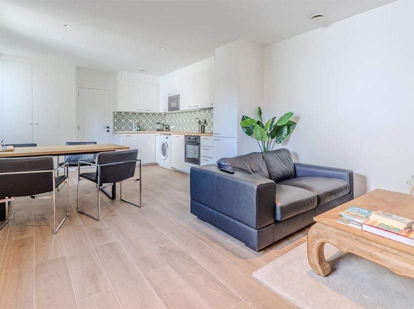 Property One, votre partenaire immobilier, vous propose cet charmante maison entièrement rénovée, alliant confort moderne et performance énergétique,