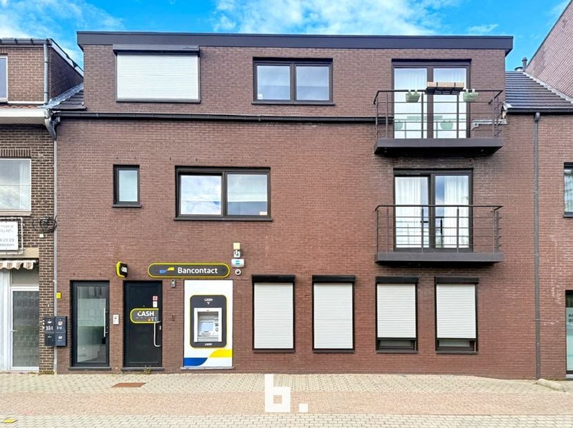 Bent u op zoek naar een zorgeloze investering met onmiddellijke huuropbrengst? Dan is deze verhuurde opbrengsteigendom in Houthalen-Oost een unieke ka