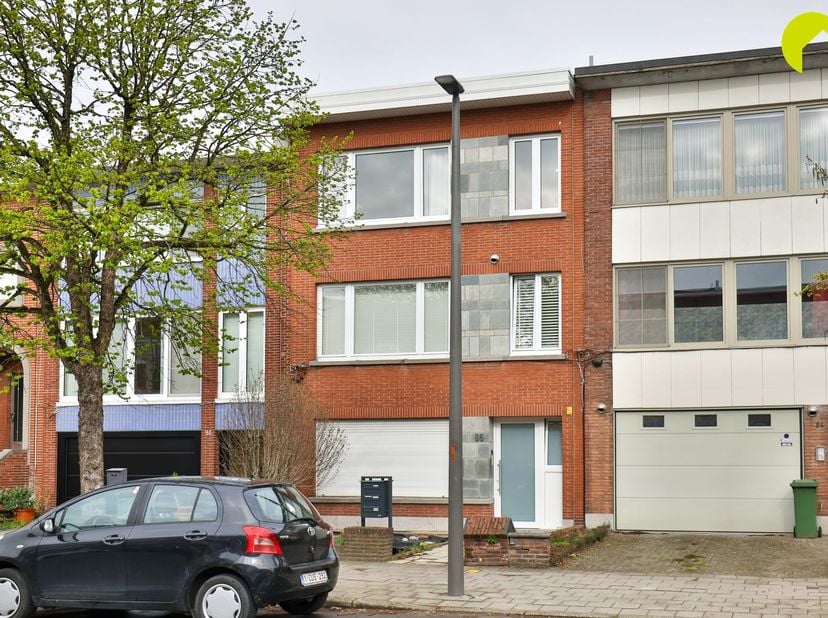 Op een toplocatie in Wilrijk ligt dit lichte appartement op de tweede verdieping van een klein, goed onderhouden gebouw.<br />
<br />
De maandelijkse