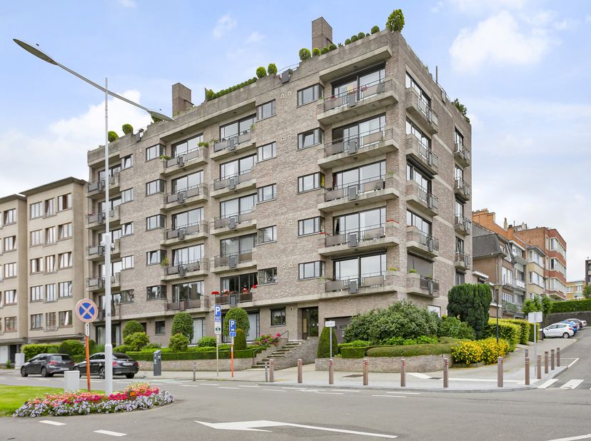 Charmevol appartement gelegen op de 4 de verdieping van een mooie residentie.<br />
Het appartement omvat: een inkomhal met beveiligde deur en vestiai