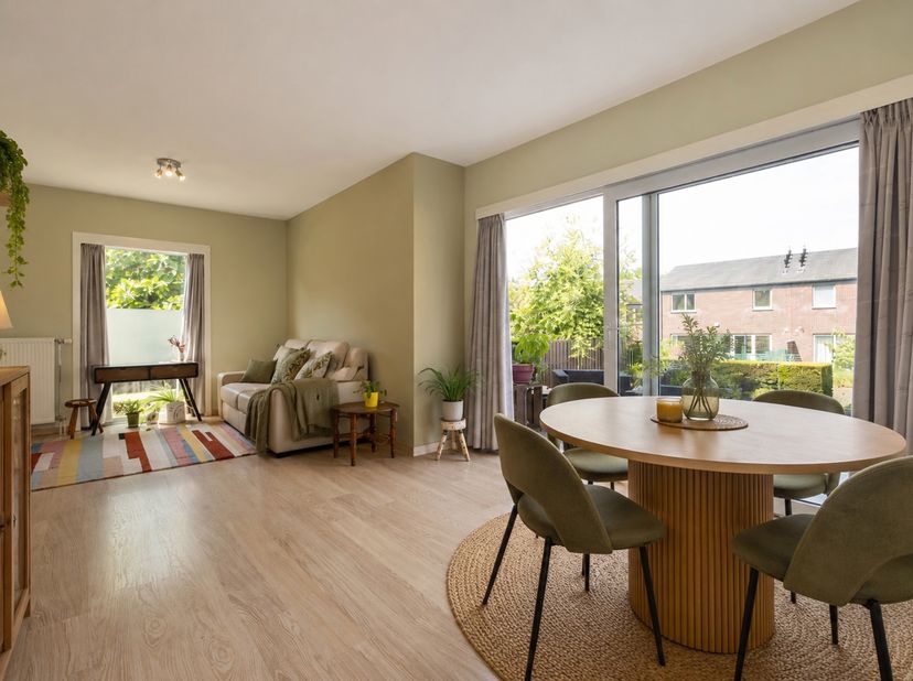 In residentie Brouwerij, pal in het centrum van Landegem, bevindt zich dit aangename gelijkvloerse appartement. Dankzij de centrale ligging, vlak bij