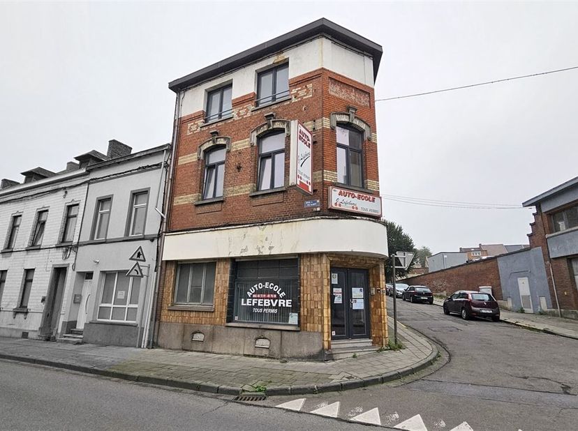 Prix: Offre à partir de 150.000 euros, frais d'agence non inclus et à charge de l'acquéreur.<br />
A rénover, grand bâtiment de commerce + logement co