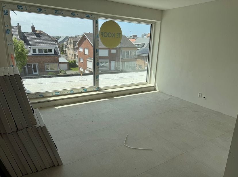 Appartement met 2 slaapkamer in de nieuwbouwresidentie "Eclips". Het appartement gelegen op de 2de verdieping en heeft als indeling : woonkamer met op