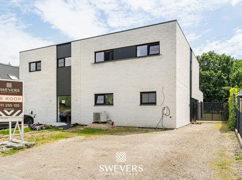 Voor meer info en fotos, surf naar www.swevers.be  deze recente halfopen bebouwing in de Stationsstraat 85 D in Houthalen-Helchteren combineert ruimte