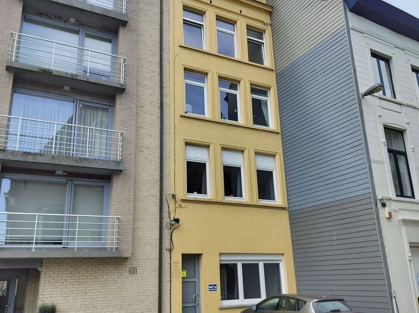 Charmant pied-à-terre aux quatrième et cinquième étages (ascenseur disponible) dans une résidence entièrement rénovée. À l’avant, une belle vue dégagé