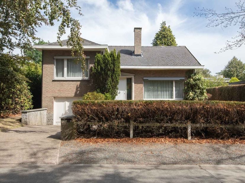 WONING MET TUIN OP TOPLOCATIE -<br />
Op te frissen, open bebouwing op toplocatie met groene omgeving. <br />
Vele faciliteiten in de nabije omgeving
