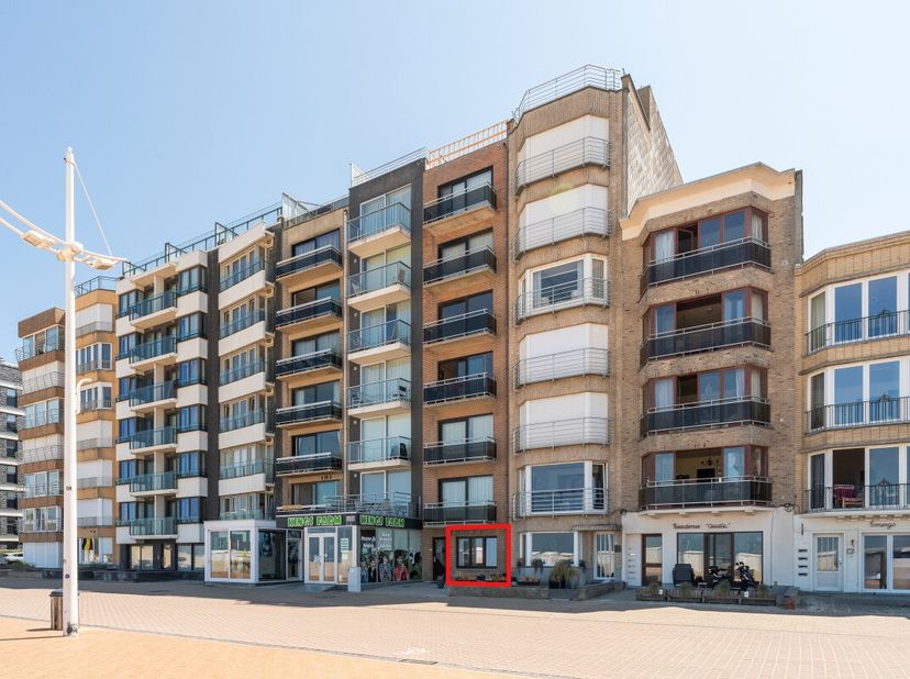 Appartement en rez-de-chaussée à vendre sur la digue à Coxyde  avec jardin orienté soleil et 2 chambres Idéalement situé sur la digue de Coxyde, ce ch