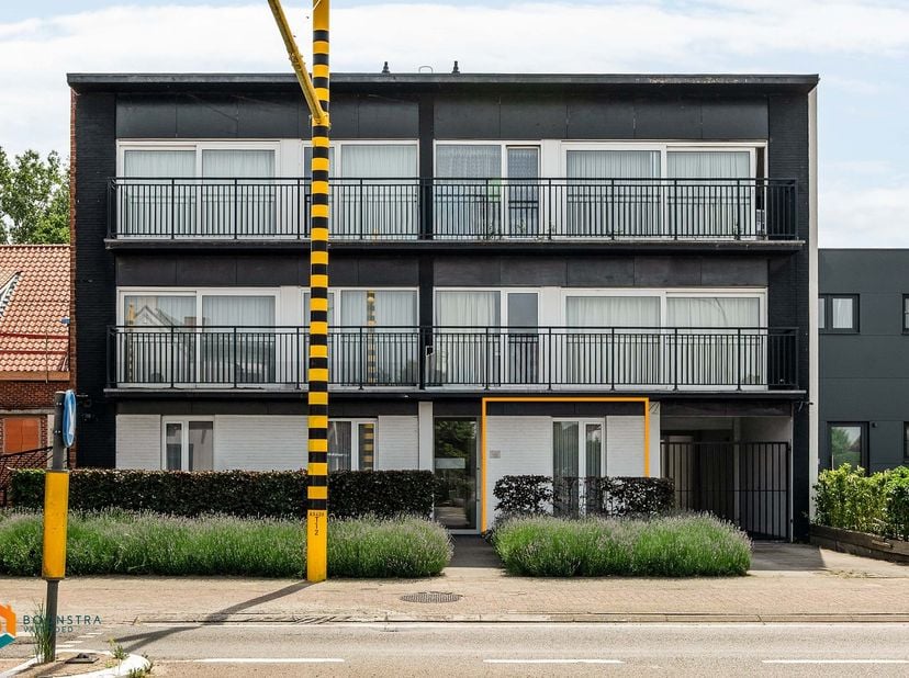 Op een centrale ligging nabij het centrum van Ranst (Liersesteenweg) bevindt zich dit gelijkvloerse appartement. Het bruisende stadscentrum van Lier m