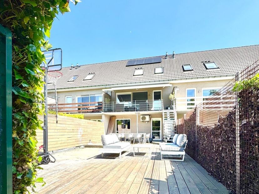 Onderhoudsvriendelijke jonge woning type bel-etage met tuin en terras op gunstige ligging en in rustige woonbuurt te Sint-Eloois-vijve nabij alles wat