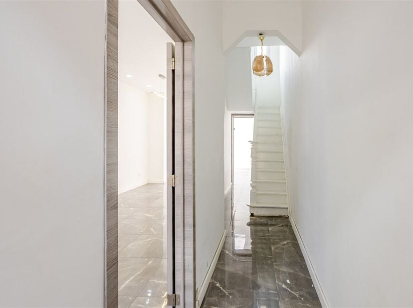 Bent u op zoek naar een instapklare woning met drie slaapkamers in het centrum van Sint-Niklaas? Dan is deze woning zeker een bezoek waard!<br />
Deze