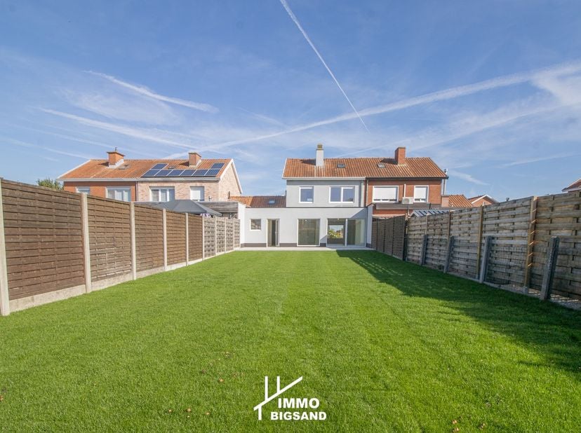 Huis te koop in Familie Devosstraat 18,
                    8880 Ledegem