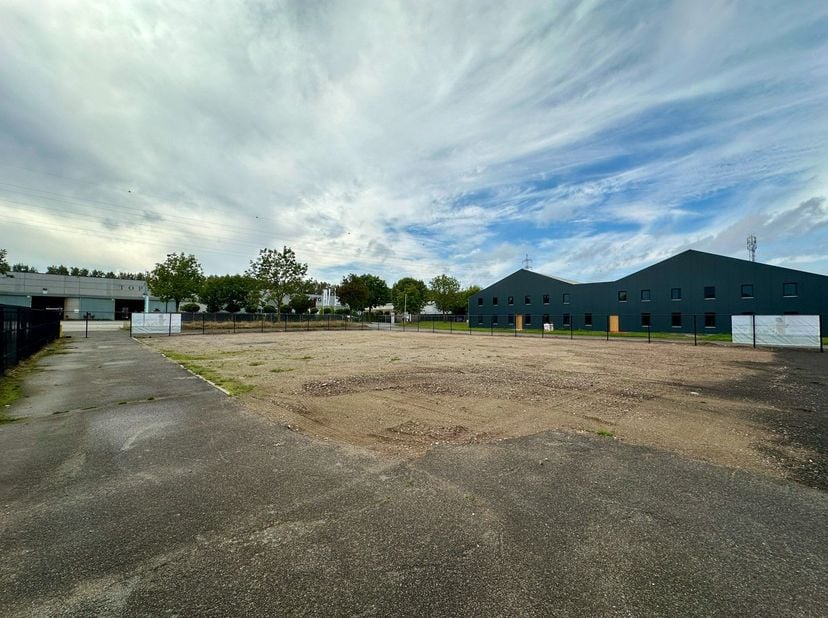 Buitenopslagplaats van 1000m² met privatieve toegangspoort in industriezone Noord, Bree<br />
<br />
Bent u op zoek naar een ruime en veilige buitenop