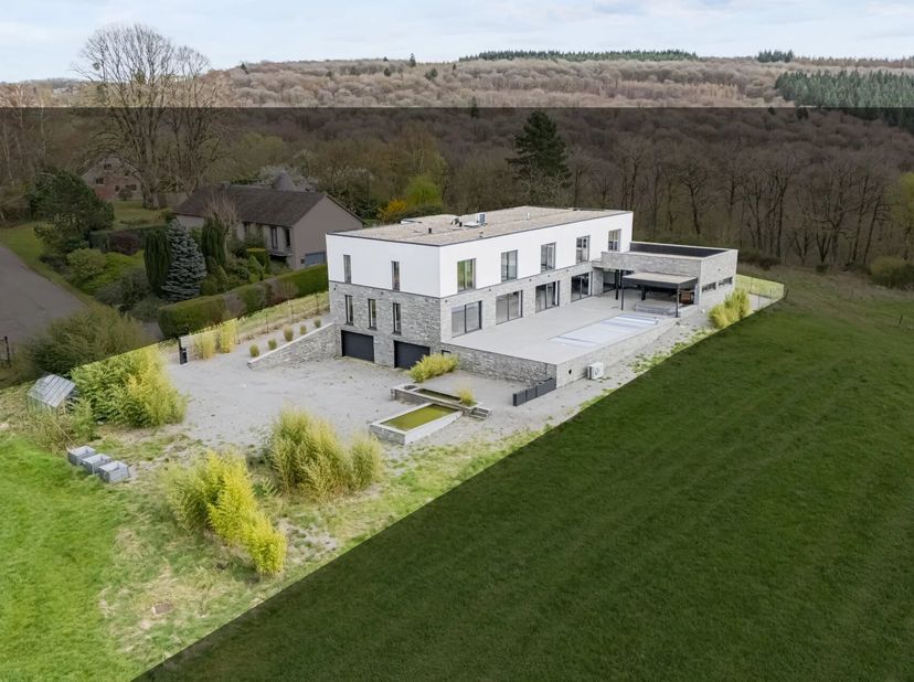 EBimmo biedt dit stijlvolle villa aan, ideaal gelegen en met een uitzonderlijk landschap en omgeving.<br />
Dit pand ligt op minder dan 20 minuten van